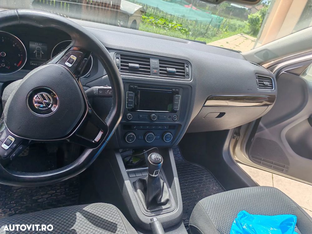 Volkswagen Jetta 2.0 TDI Highline - 3