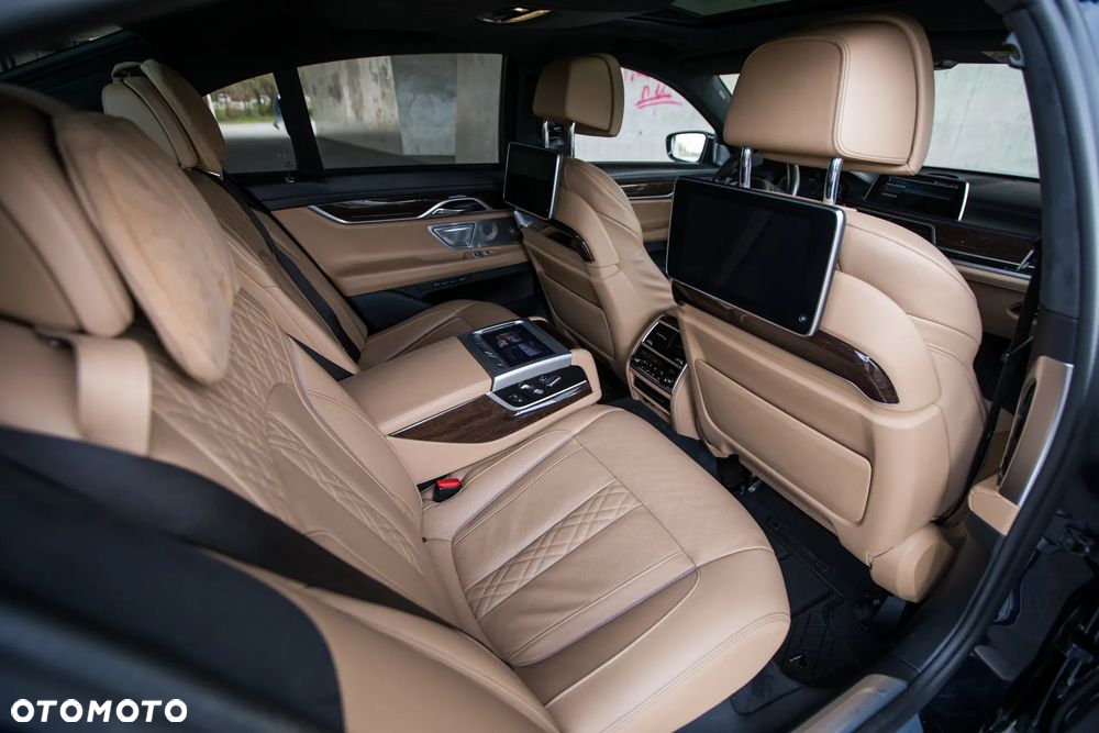 BMW Seria 7 745e sport - 25