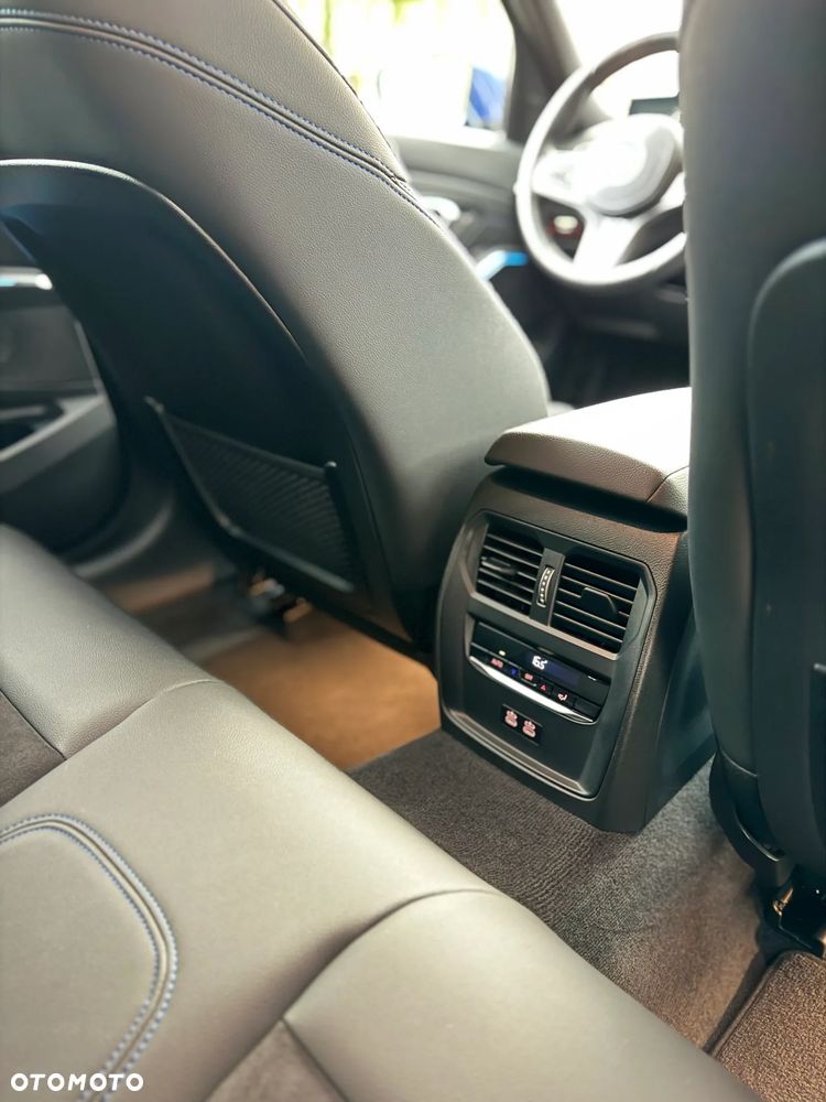 BMW Seria 3 330e M Sport - 36