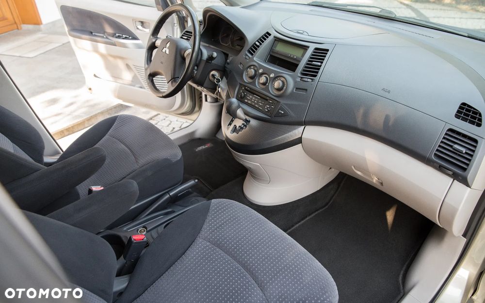 Mitsubishi Grandis 2.4 Intense - 8
