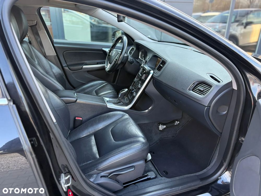 Volvo V60 D6 AWD Plug-in Hybrid Momentum - 9