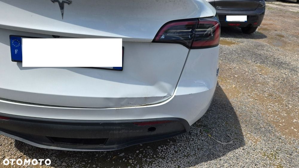 Tesla Model Y - 12