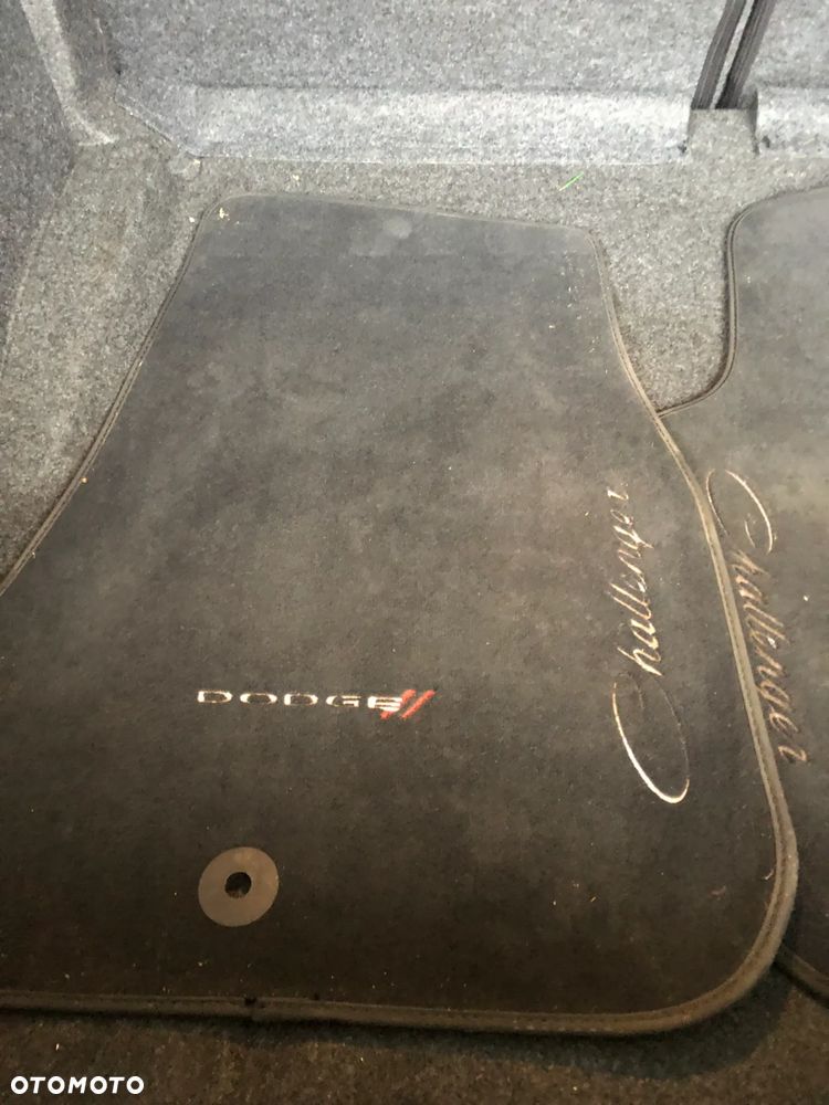 Dodge Challenger - 12