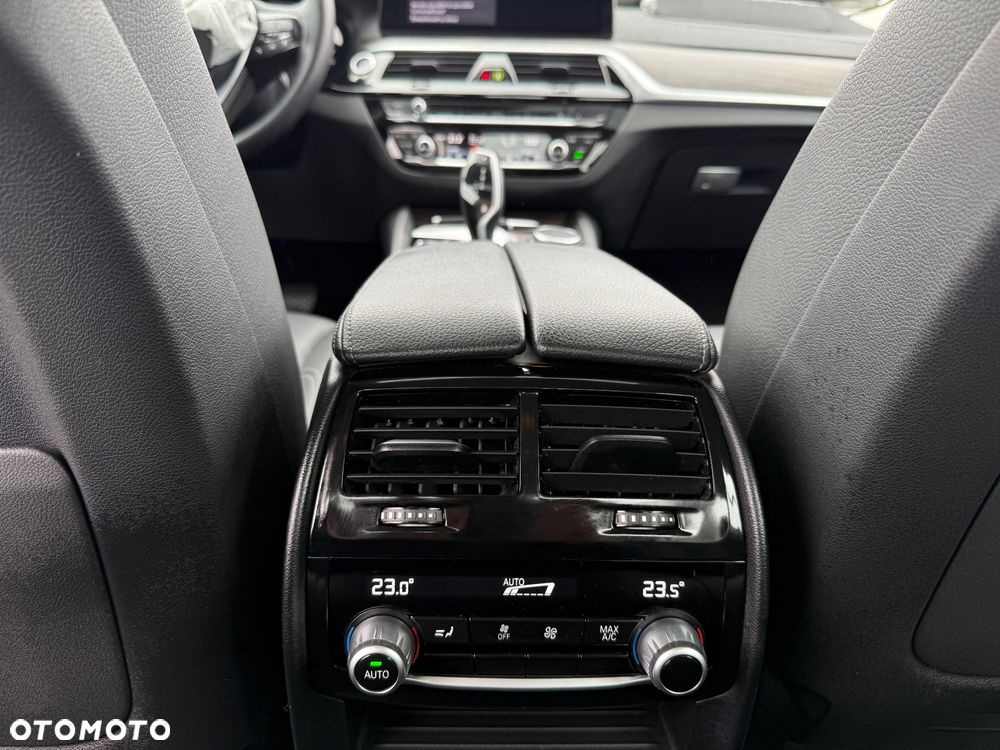 BMW Seria 5 530d xDrive Luxury Line - 27