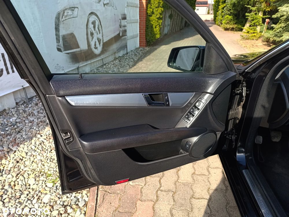 Mercedes-Benz Klasa C 180 CGI BlueEFFICIENCY Avantgarde - 24