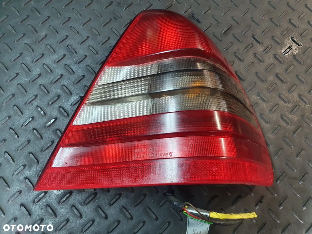 MERCEDES W202 LAMPA TYŁ PRAWA SEDAN EUROPA + WTYCZKA INSTALACJA - 1