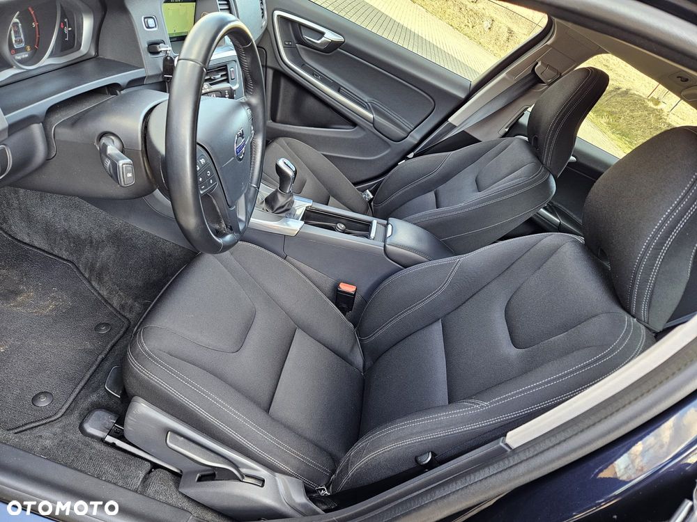Volvo V60 D4 Momentum - 17