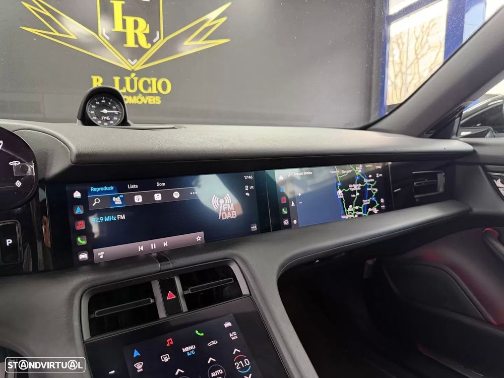 Porsche Taycan 4S - 36