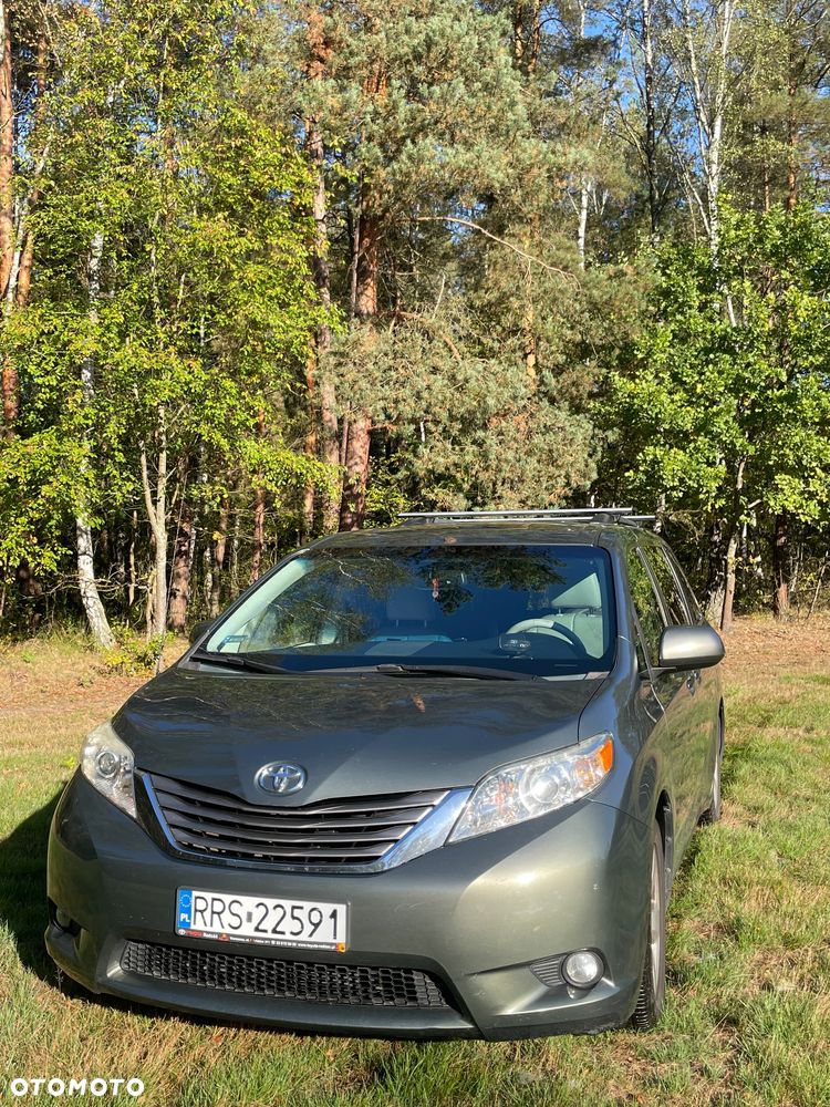 Toyota Sienna - 1