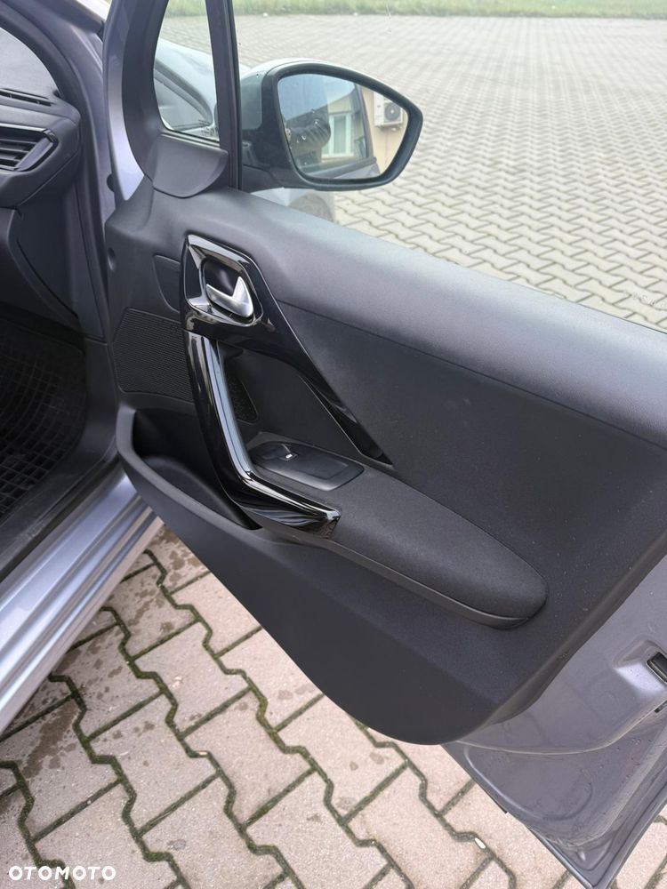Peugeot 208 - 18