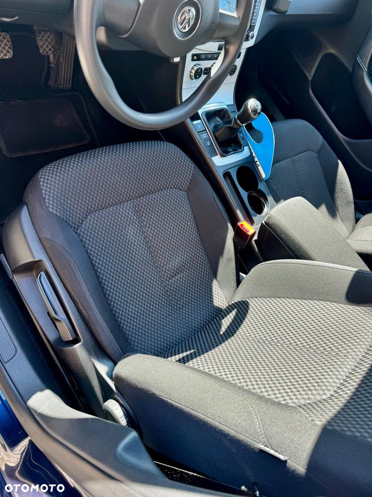 Volkswagen Passat - 11