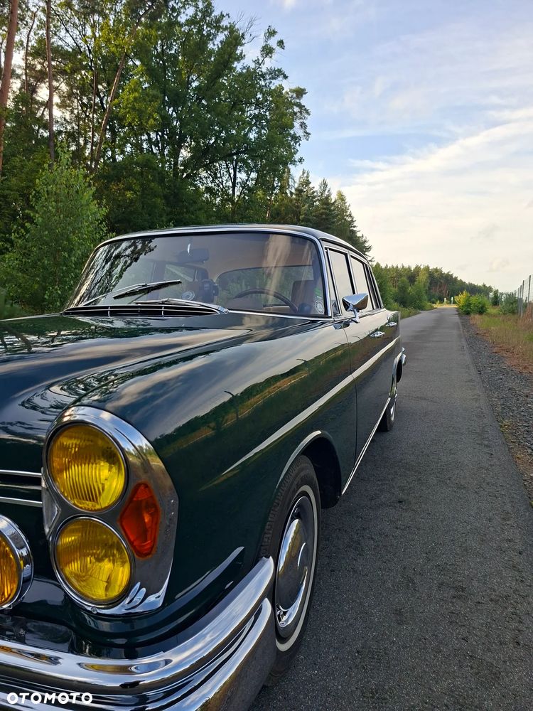Mercedes-Benz W111 - 11