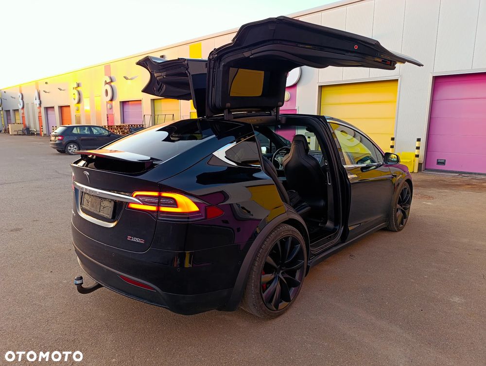 Tesla Model X - 12