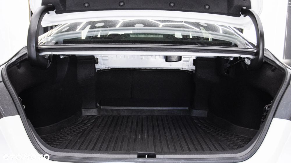 Toyota Camry 2.5 Hybrid Comfort CVT - 30