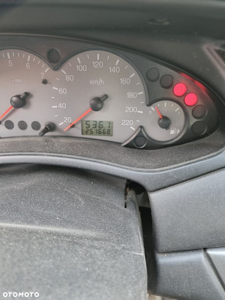 Ford Focus 2000 photo 5