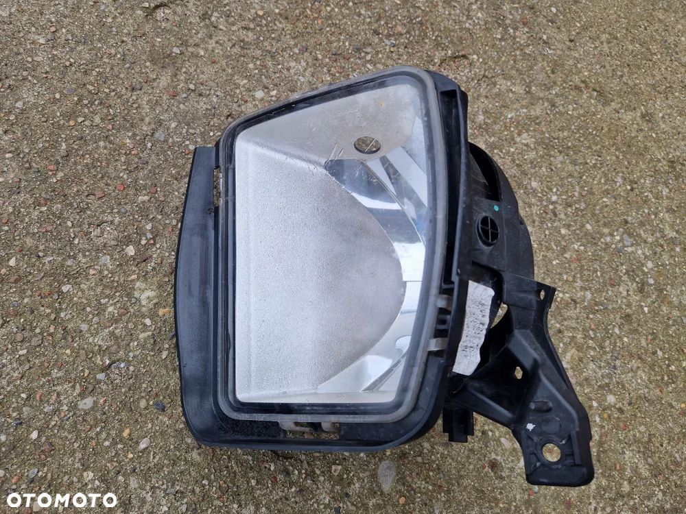Dodge RAM IV 1500 lifting 13- halogen lewy lampa przeciwmgielna - 1
