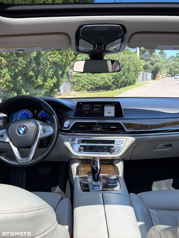 BMW Seria 7 740Li - 26