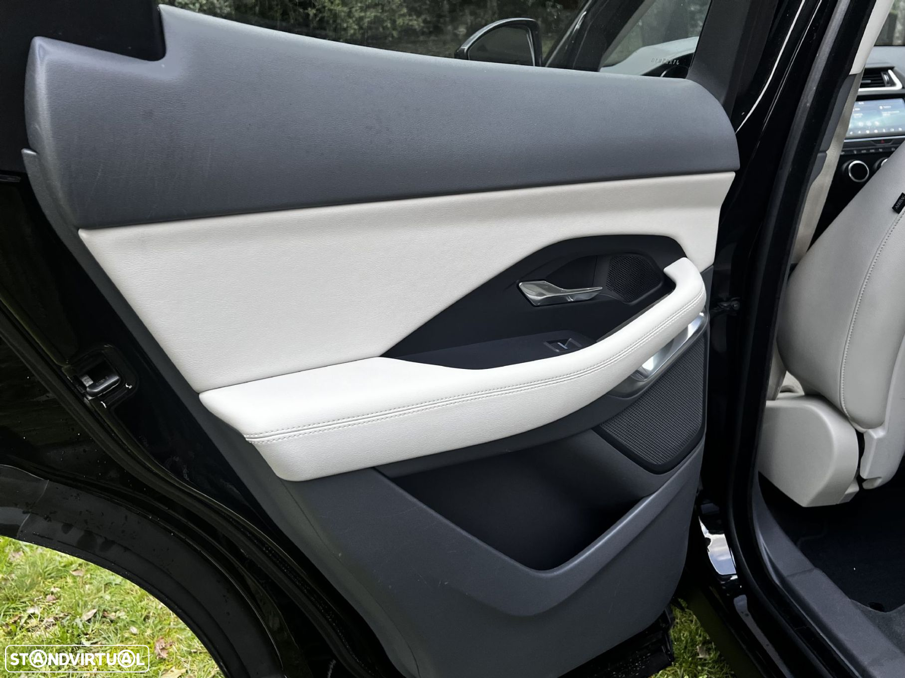 Jaguar E-Pace 2.0 i4D R-Dynamic S - 35