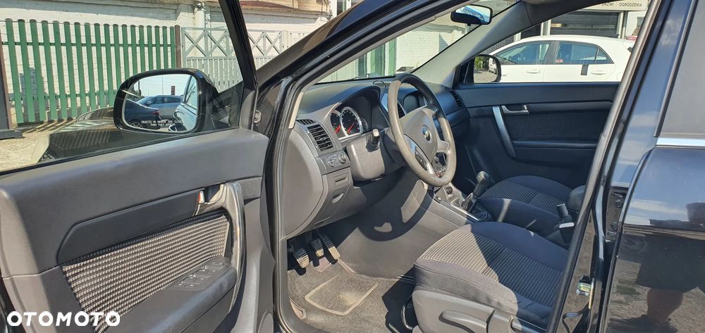 Chevrolet Captiva 2.4 LS 5os - 23