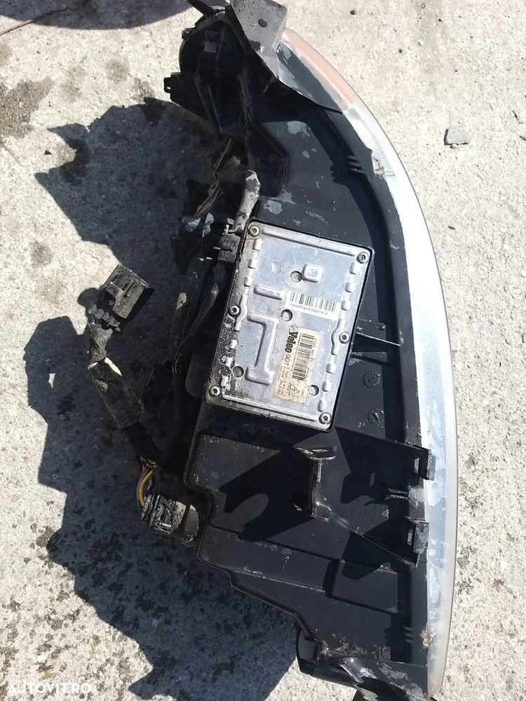 Far Xenon Dreapta pentru Volvo V70 XC70 din 2006 - 1