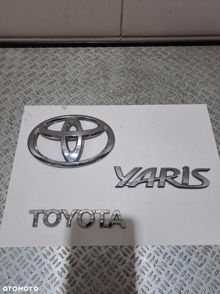 emblemat logo na klape bagażnika Toyota Yaris II 2011 komplet