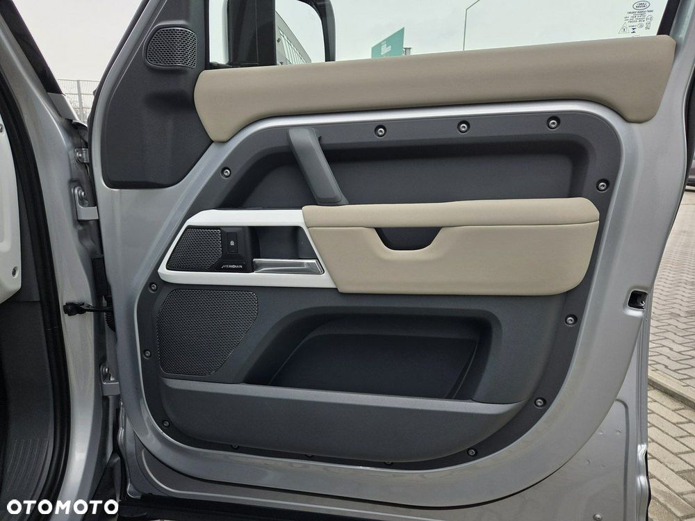 Land Rover Defender - 29
