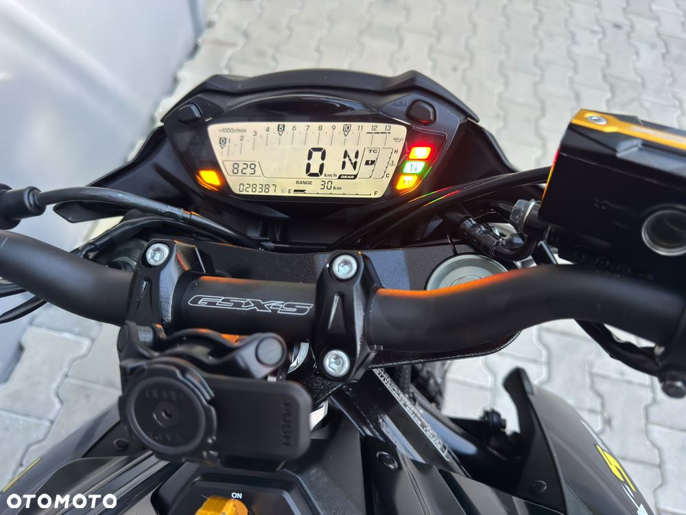 Suzuki GSX - 16