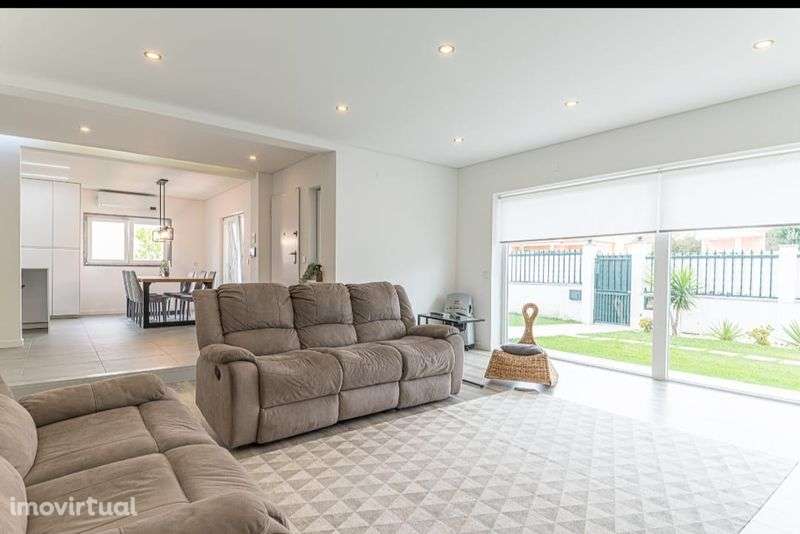 Minimalista e luminosa, é uma moradia familiar terreno de 515m2

Lo - Grande imagem: 3/12