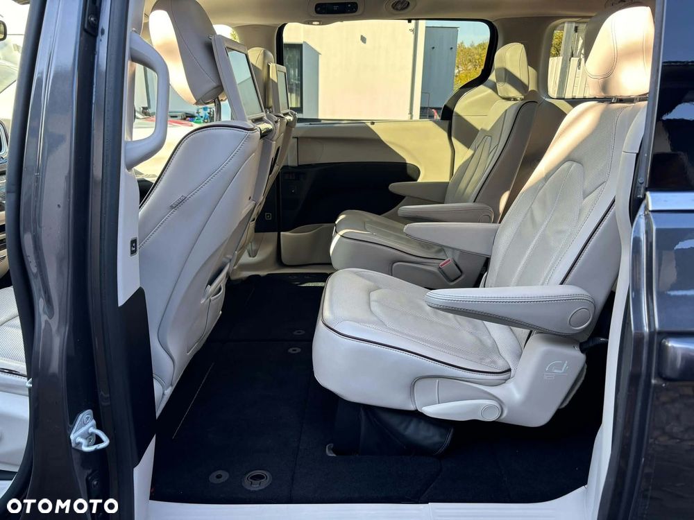 Chrysler Pacifica - 12