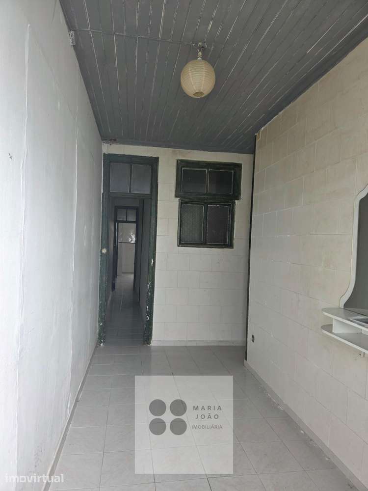 Prédio no Centro de Alhandra, junto á zona Ribeirinha! - Grande imagem: 2/14