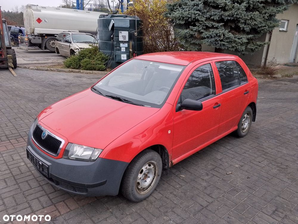 Skoda Fabia 6Y (99-05r.) 1.4 B 59KM. Silnik AZE Skrzynia FNK lakier 8151/8T/ F3K. Cały na części. GWARANCJA !!!  Przód Tył Zestaw Komplet Drzwi Klapa Zderzak Błotnik Maska Grill Atrapa Szyba Pas Lampa Lusterko Boczki Fotel Kanapa Kokpit Deska Rozdzielcza Przełącznik Włącznik Sterownik Przewody Wiązka Instalacja Moduł Komputer Czujnik Listwa Pompa Alternator Wtryski Głowica Rozrusznik Kompresor Sprzęgło Dwumas Silnik Skrzynia ABS Klimatyzacji Paliwa Wspomagania Kolektor Turbina Przepustnica Zawór Chłodnica Koło Hak Belka Sanki Zawieszenie Mcpherson Półoś Amortyzator Wydech Tłumik Zacisk Most - 1