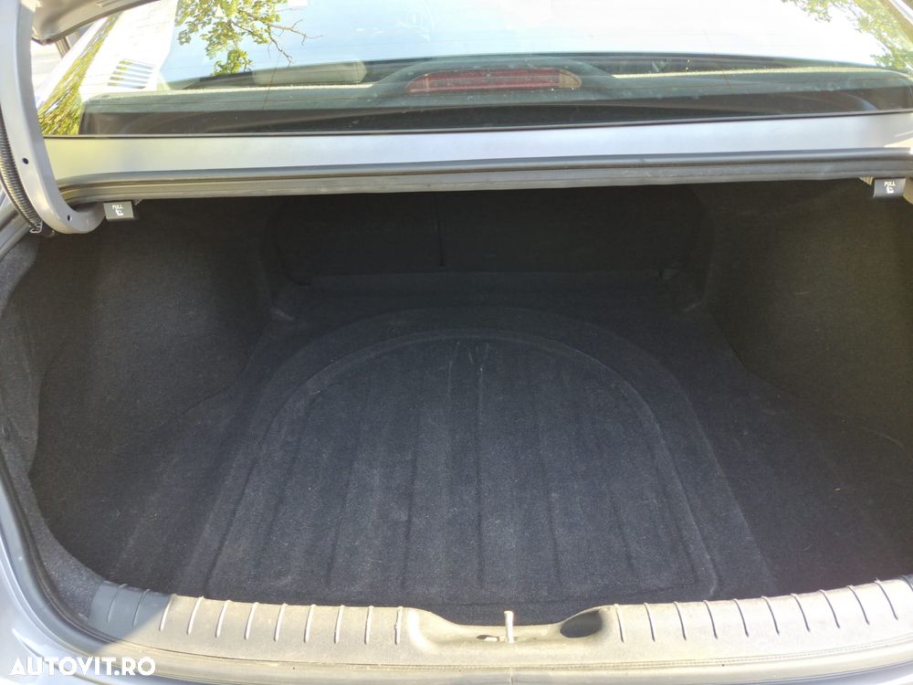 Hyundai Elantra 1.6 l 123 CP CVT Highway - 23