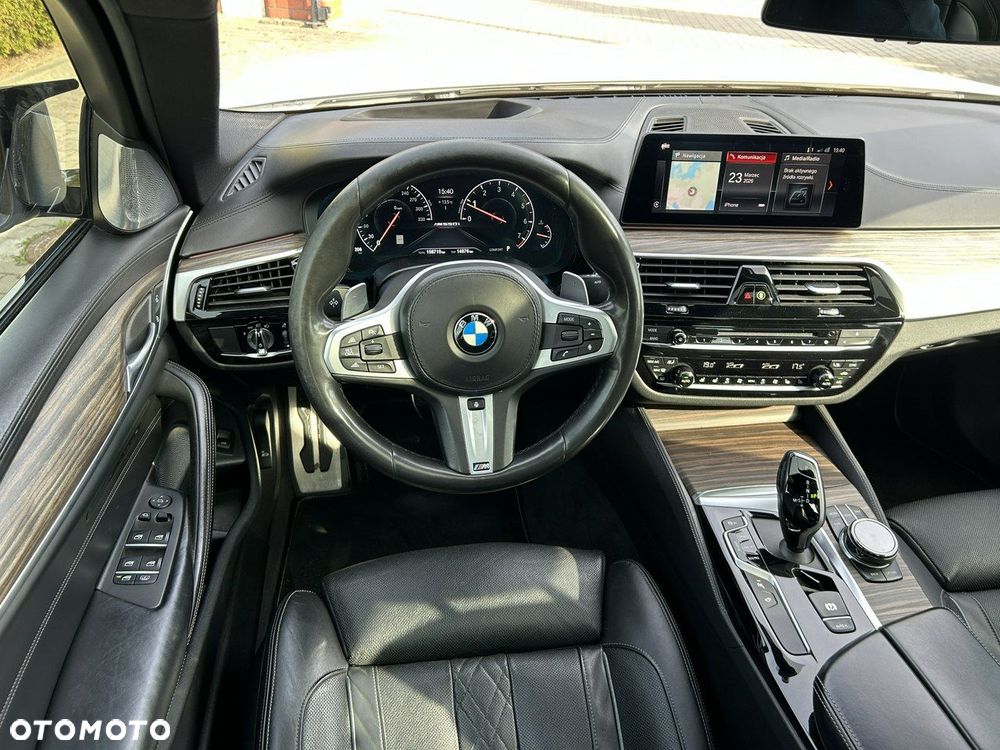 BMW Seria 5 M550i xDrive sport - 22