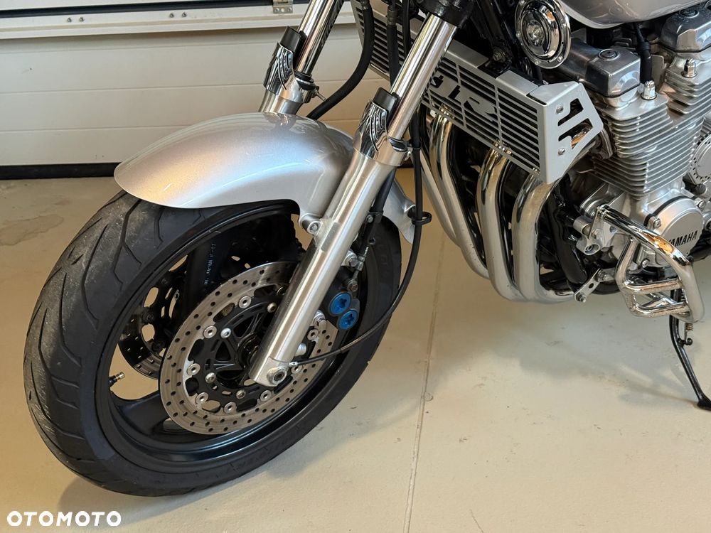 Yamaha XJR - 6