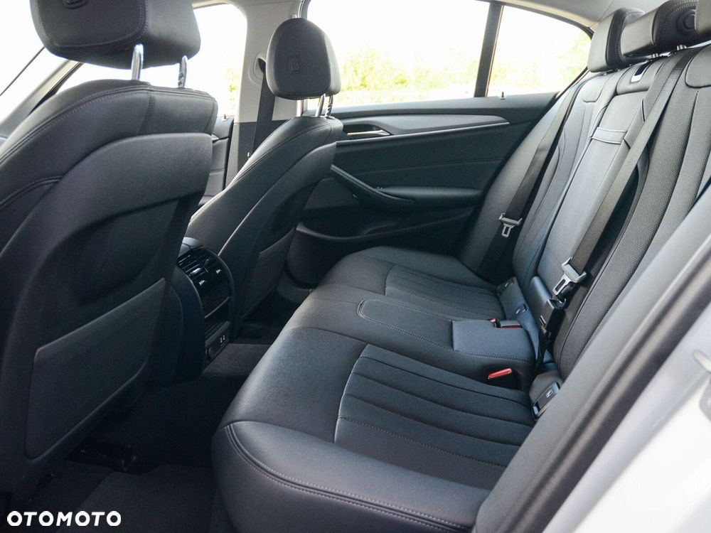 BMW Seria 5 518d mHEV - 31