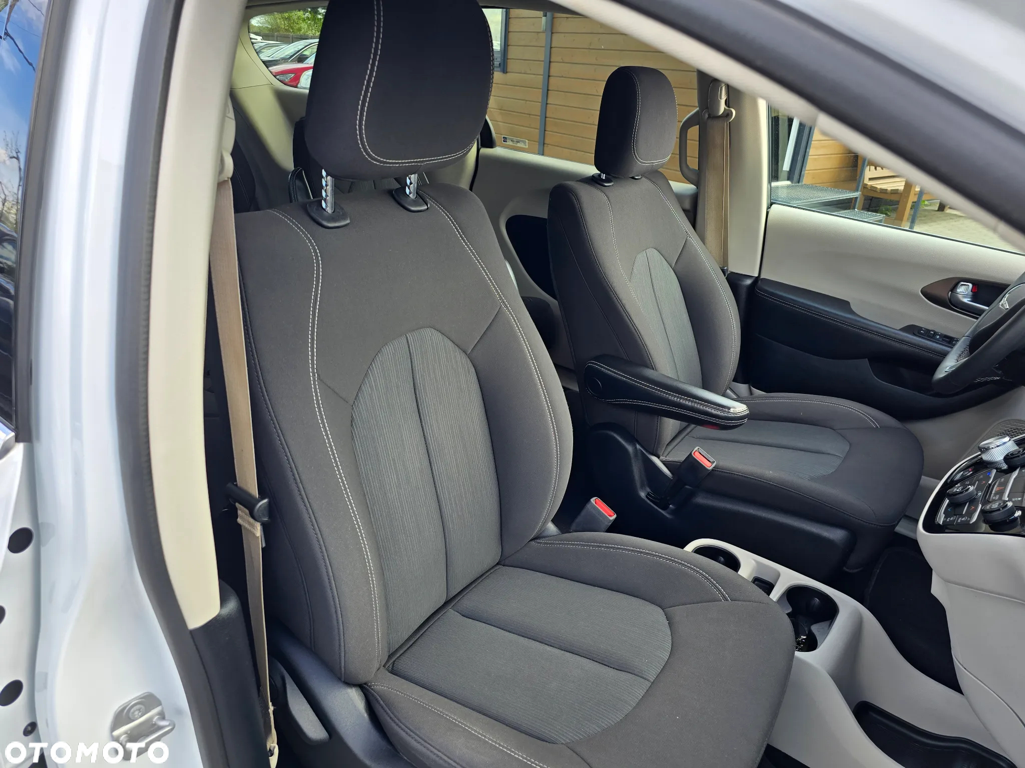 Chrysler Pacifica - 17