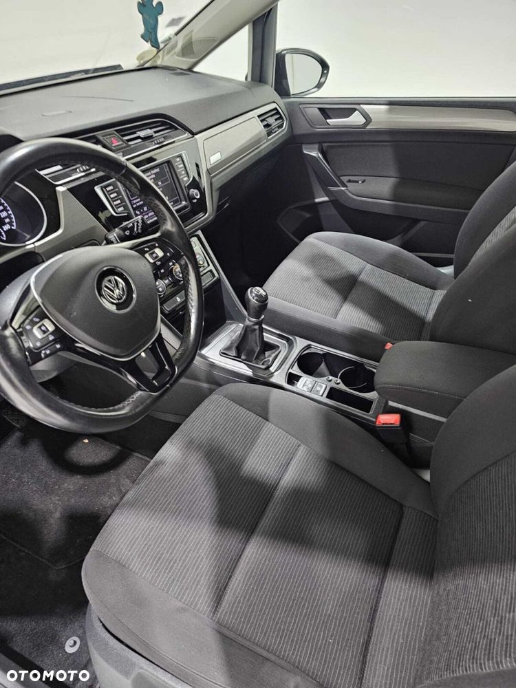 Volkswagen Touran - 12