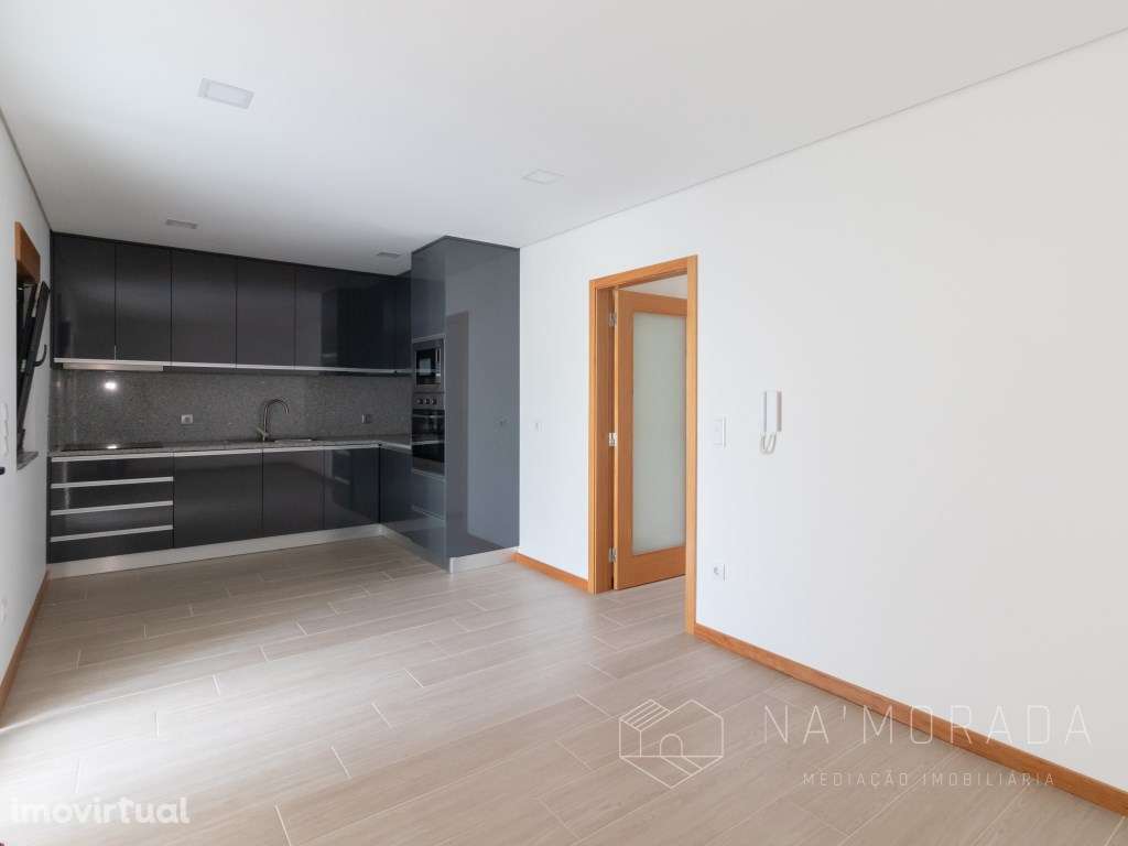 Moradia T2 totalmente renovada com terreno - Arrifana - Grande imagem: 2/35