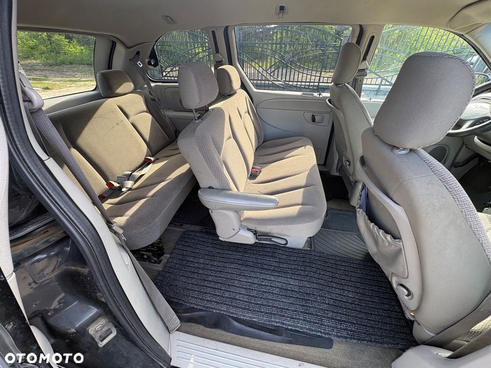 Chrysler Town & Country - 10