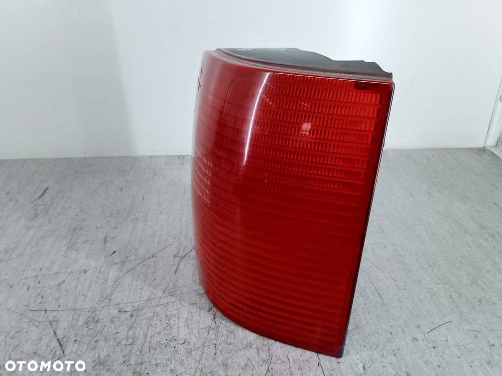 LAMPA TYLNA PRAWA VW PASSAT B5 3B9945112F KOMBI - 3