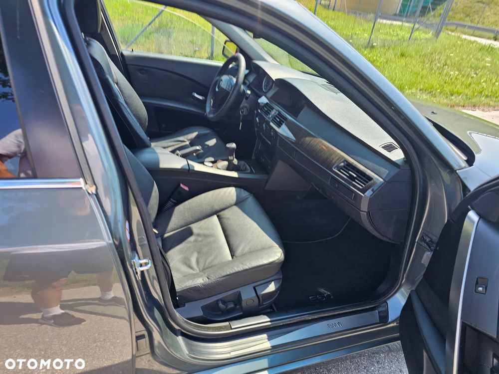 BMW Seria 5 520i - 24