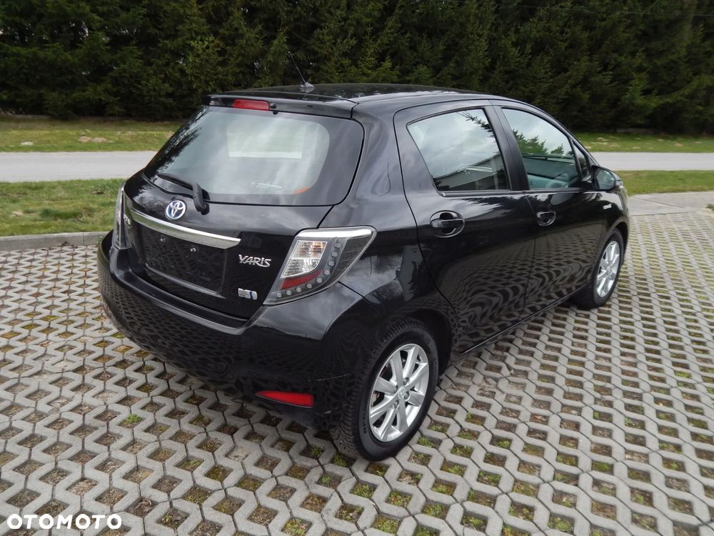 Toyota Yaris Hybrid 100 Dynamic - 10