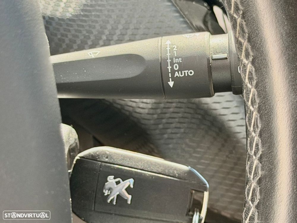 Peugeot 2008 1.2 PureTech Allure EAT6 - 20