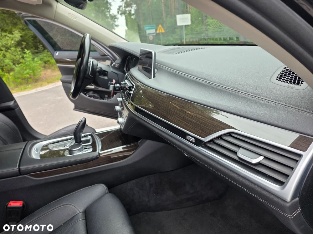 BMW Seria 7 740Li - 35