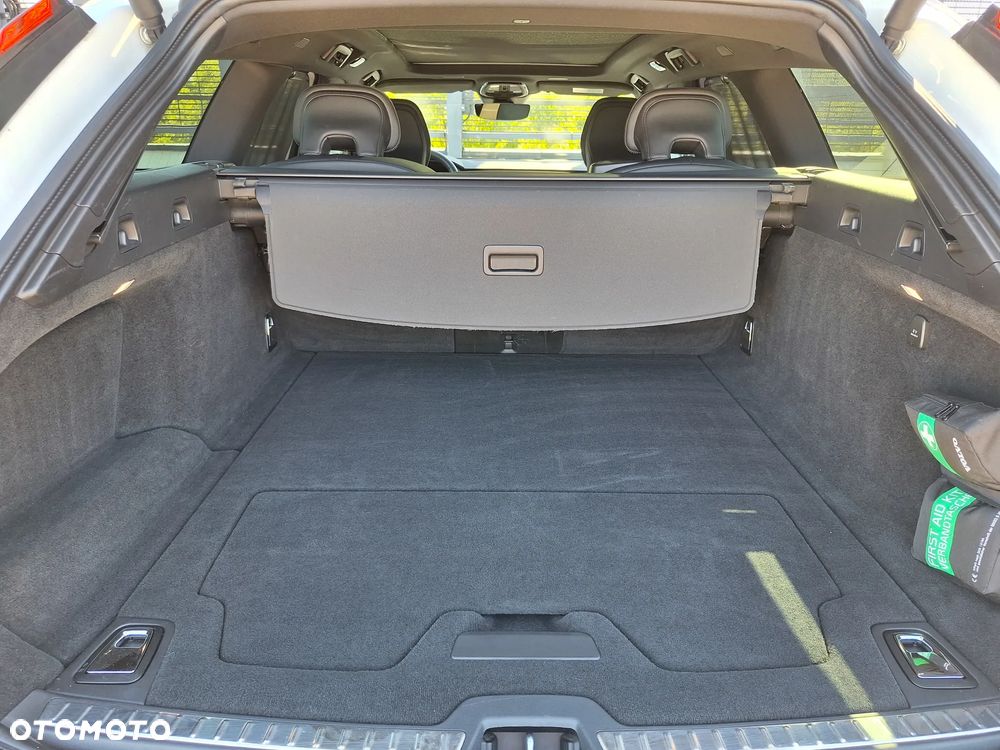 Volvo V90 T8 AWD Plug-In Hybrid R-Design - 12