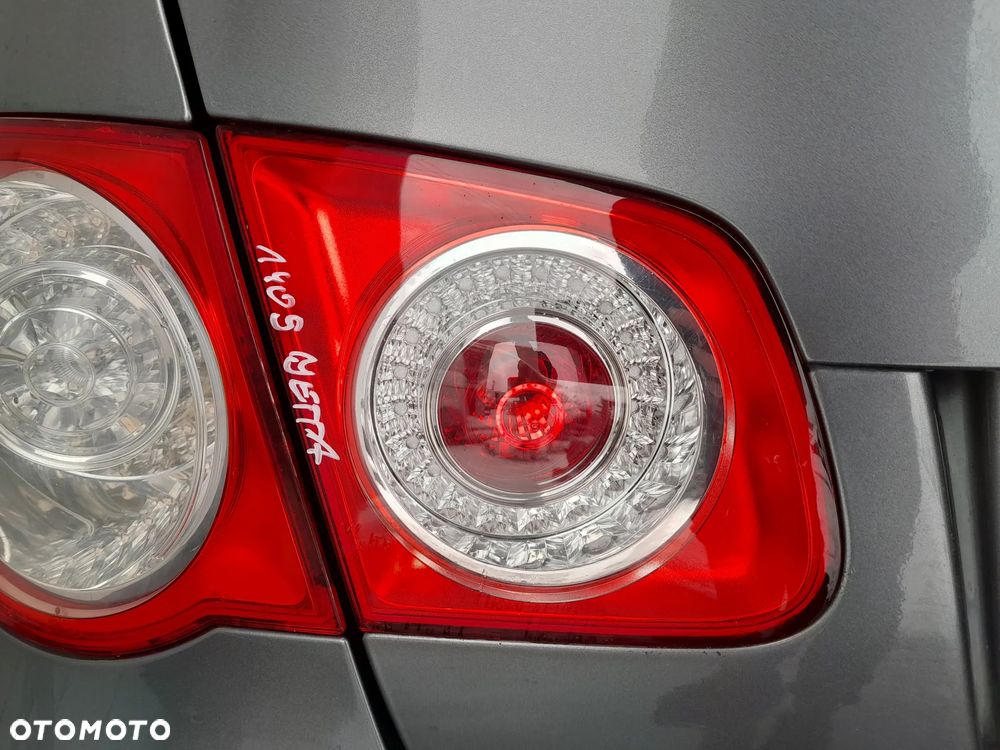 VW JETTA LAMPA LEWA TYLNA LEWY TYŁ W KLAPE - 1