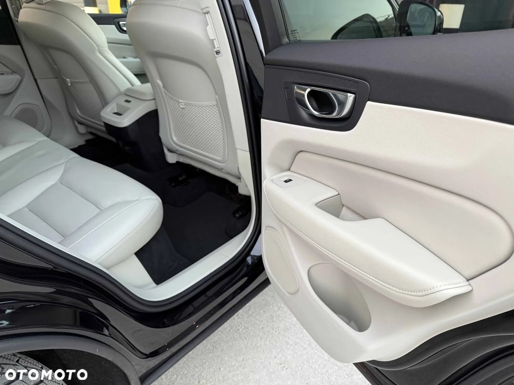 Volvo XC 60 B4 D Plus Dark - 9