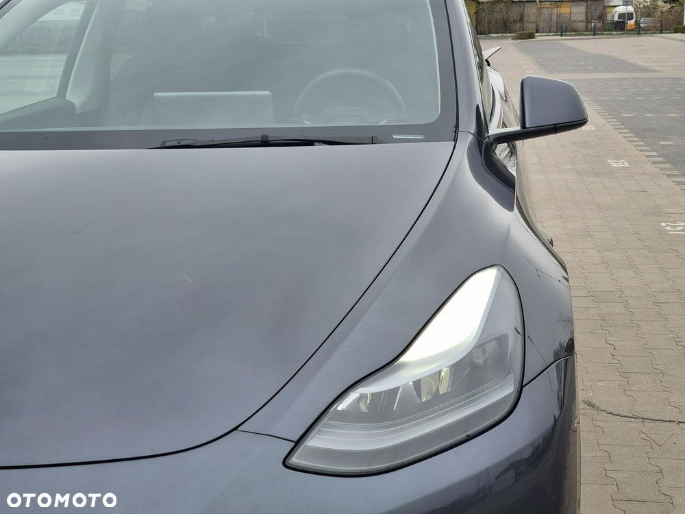 Tesla Model Y Long Range AWD - 9