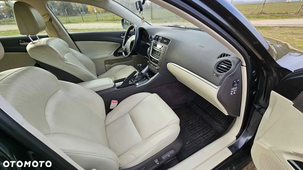 Lexus IS 220d - 16