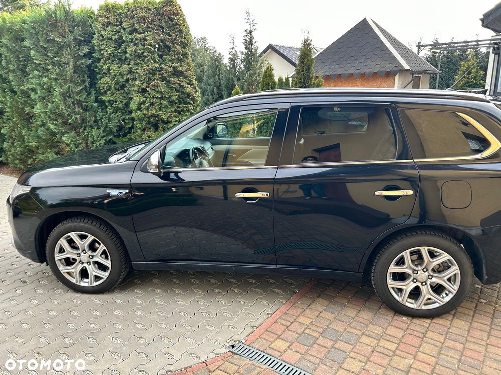 Mitsubishi Outlander Instyle NAVI + - 7